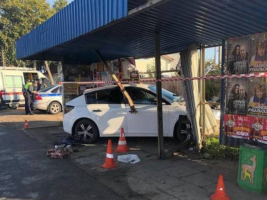 В Пскове машина врезалась в остановку с людьми, водитель погиб