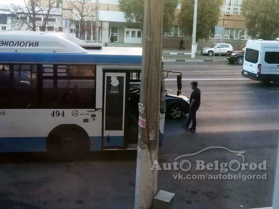  В Белгороде пассажирский  автобус врезался в легковушку
