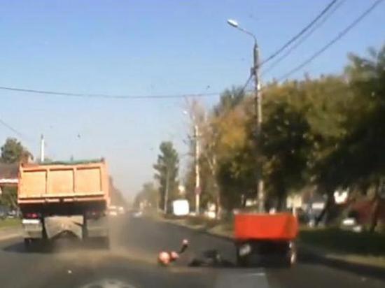 В Брянске грузовик сбил мужчину на мотороллере