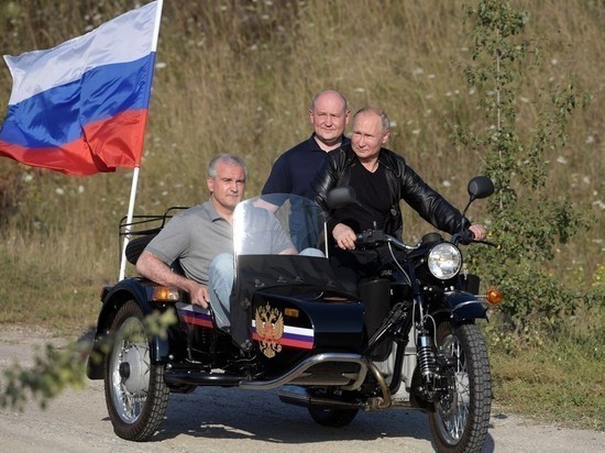 Аксенов рассказал детям о езде с Путиным на мотоцикле без шлема