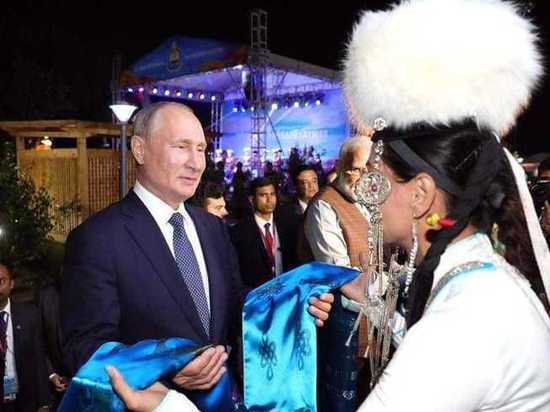 «Тихо и тепло сказал: «Спасибо»: солистка «Байкала» вручила бурятский хадак Путину