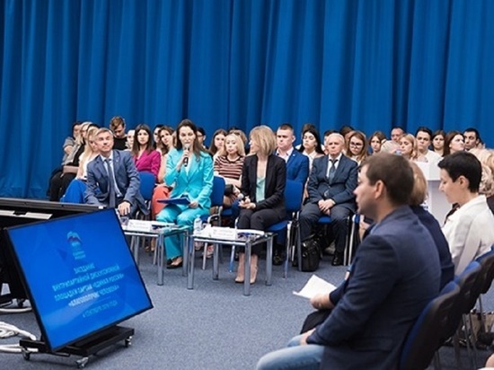 В «Единой России» предложили унифицировать и сократить формы отчетности для учителей