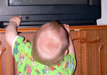 Годовалого малыша придавило телевизором, пока взрослые пили чай