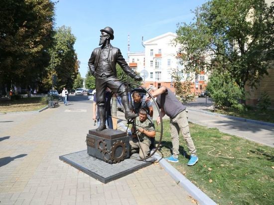 Памятнику Столля в Воронеже вернули отломанную педаль