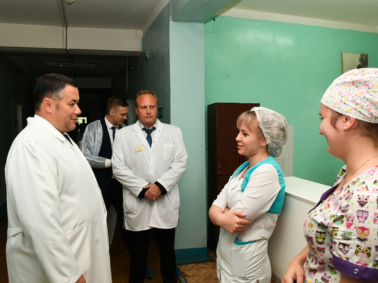 Губернатор пообщался с медиками в Кимрах и передал новый аппарат ЭКГ