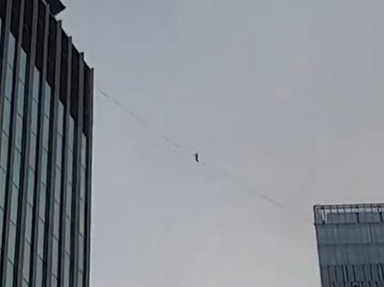 Очевидцы сняли канатоходца, прошедшего между башнями "Москва-Сити"