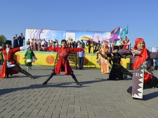 В Калмыкии проходит фестиваль танцевальных коллективов