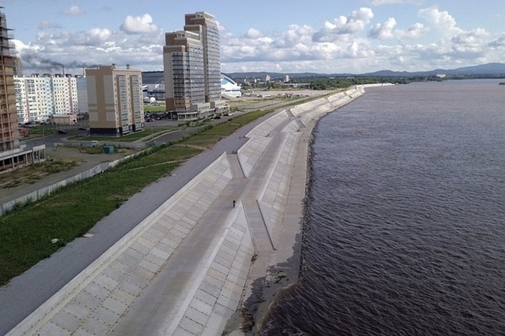Левый берег амура. Дамба Хабаровск. Амур Хабаровск. Дамба на Амуре у Хабаровска. Вид с дамбы Хабаровска на реку.