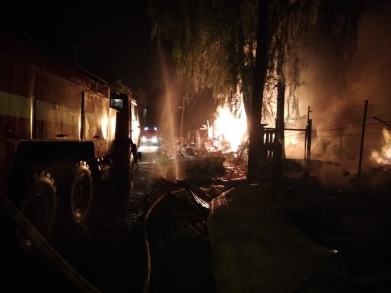 В Первоуральске при крупном пожаре пострадал мужчина