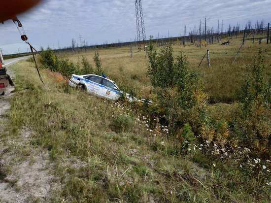 Полицейский автомобиль вылетел с дороги на Ямале