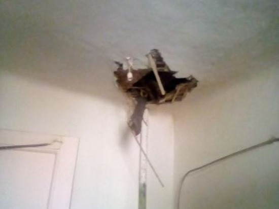 В челябинском общежитии мужчина упал на соседей через дыру в потолке