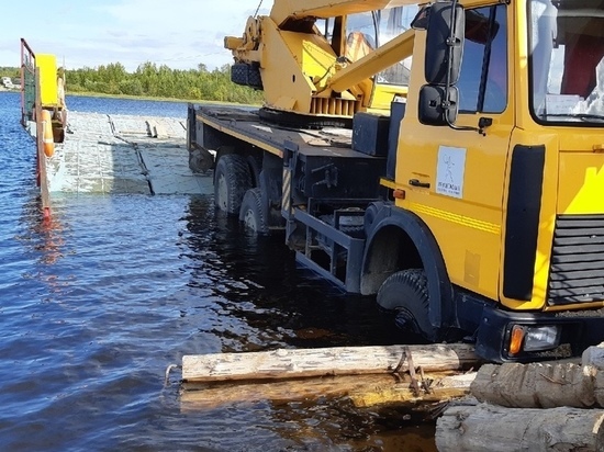 Возведённая Минобороной переправа в Панозеро затонула, не выдержав автокран