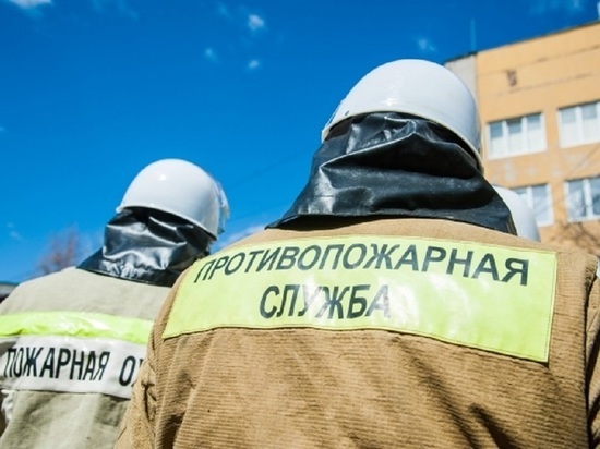 В Волгограде в пятиэтажке из-за замыкания проводки загорелась квартира
