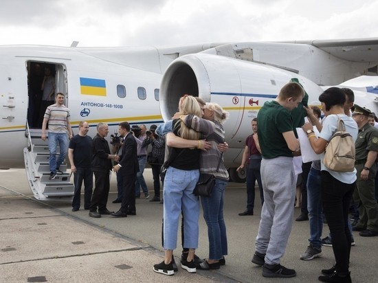 Освобожденных украинских моряков привезли в военный госпиталь в Киеве