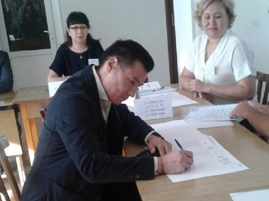 Бату Хасиков пришел на избирательный участок