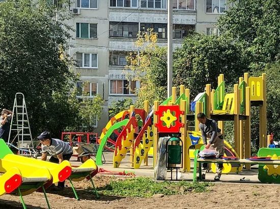 На ул. Ворошилова продолжаются благоустроительные работы