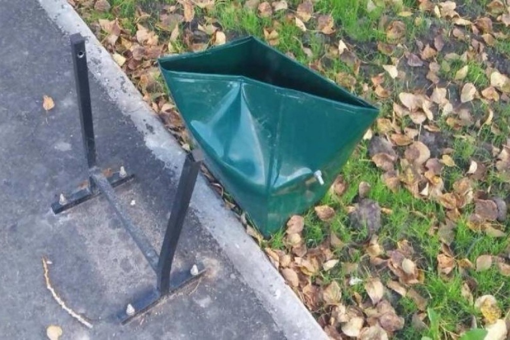 Дефекты урны. Дефекты урны. В конце рабочей смены урны. Урны на зданиях. Переполненная урна.