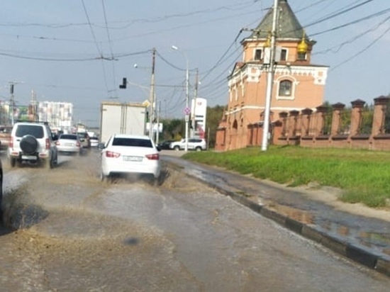 В Рязани на Московском шоссе устраняют прорыв канализации