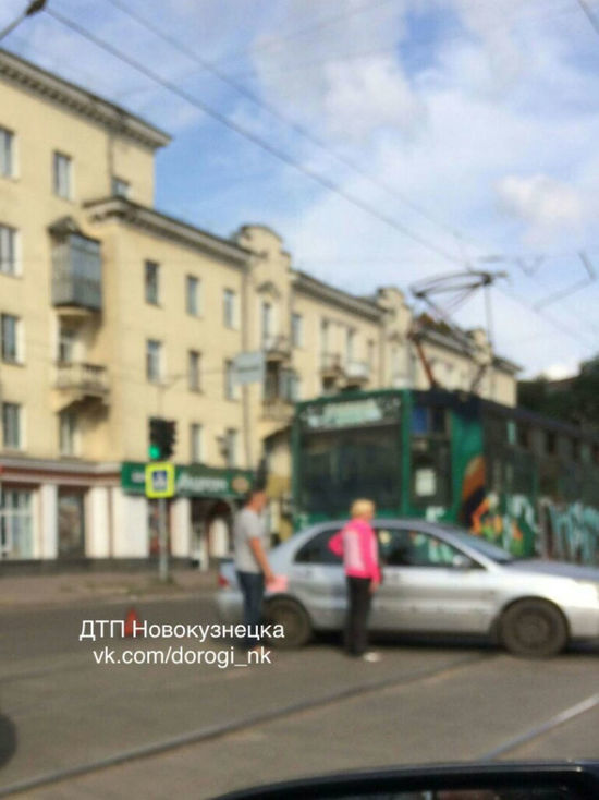 Трамвай въехал в легковушку в Новокузнецке