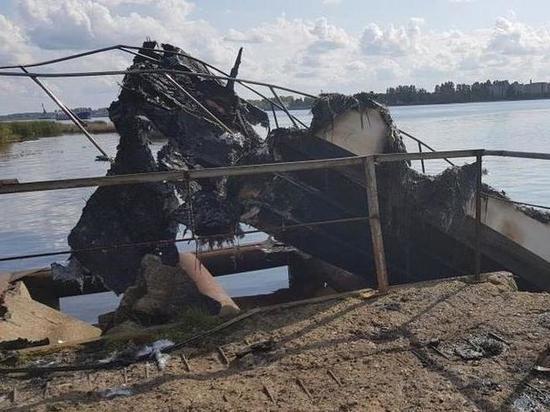 В Ярославле дорогостоящая яхта врезалась в причал и сгорела