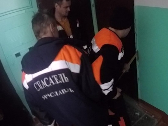 Ярославские спасатели достали ребенка из запертой комнаты