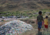 В центре туристической зоны, в городе Чолпон-Ате местные жители просто задыхаются от зловония, который идет от мусорного полигона, расположенного рядом с их домами