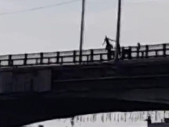 Кировские активисты спасли девушку, которая хотела спрыгнуть с моста