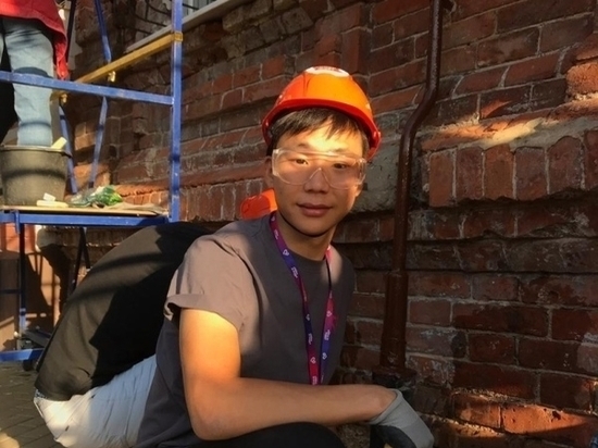 Доброволец из Калмыкии участвует в реставрации центра Ростова