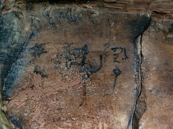 На древней скале в Красноярском крае нашли новые петроглифы