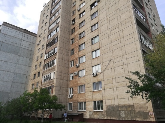 В Новоорске женщина упала с балкона