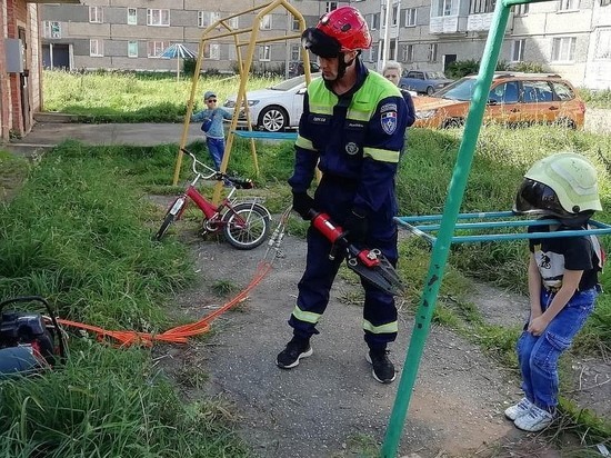 В Сарапуле спасатели помогли застрявшему ребенкуна детской площадке