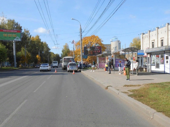 В Кирове женщину "зажало" в дверях автобуса
