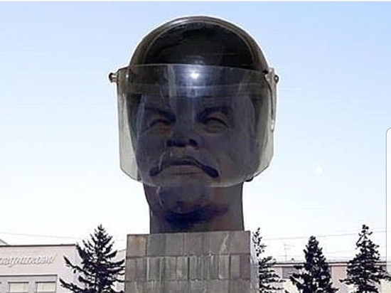 Фотожаба дня: на Ленина в Улан-Удэ надели шлем ОМОН