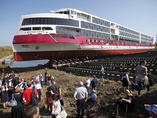 В Нижнем Новгороде на воду спустили круизный лайнер «Мустай Карим»