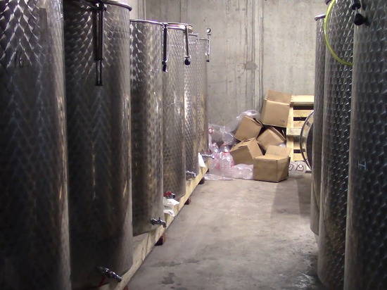 Из подпольных цехов в Анапе изъяли 140 тысяч литров контрафактного алкоголя