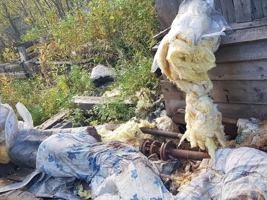 Жители Лабытнанги жалуются на «голые» трубы отопления в доме