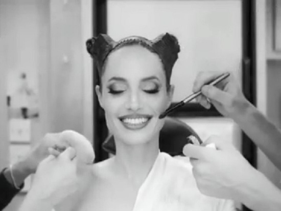 Опубликовано видео, как Джоли накладывают грим Малефисенты