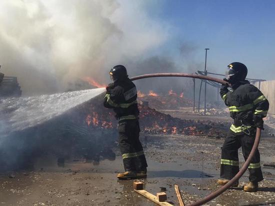 Пожар у складов в посёлке Индустриальный охватил 1500 квадратных метров