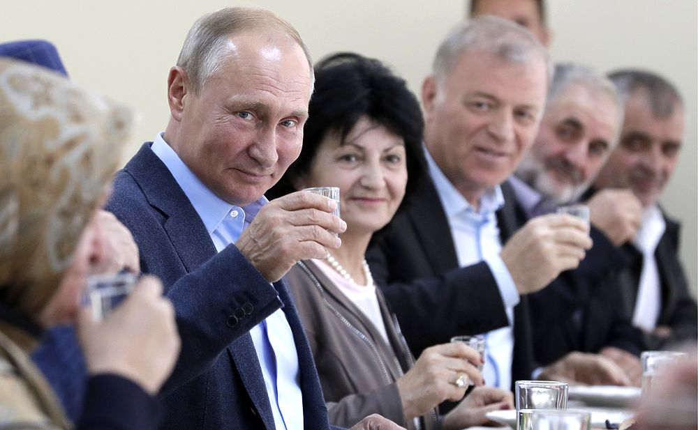 Путин выпил водки с жителями дагестанского села и открыл монумент воинам