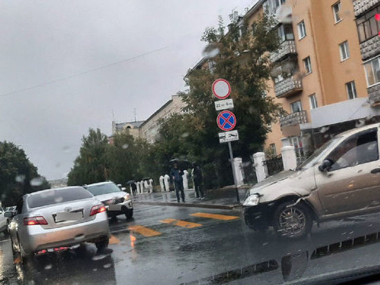 Утреннее ДТП затормозило движение в центре Кемерова