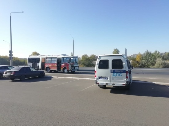 В Оренбурге автобус врезался в столб