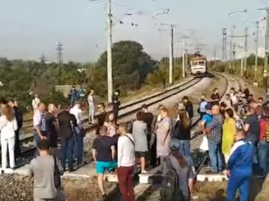 В Киеве возмущенные пассажиры заблокировали движение электрички
