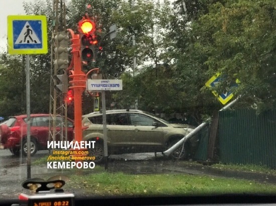 Дорожный знак в Кемерове снесли в ходе ДТП