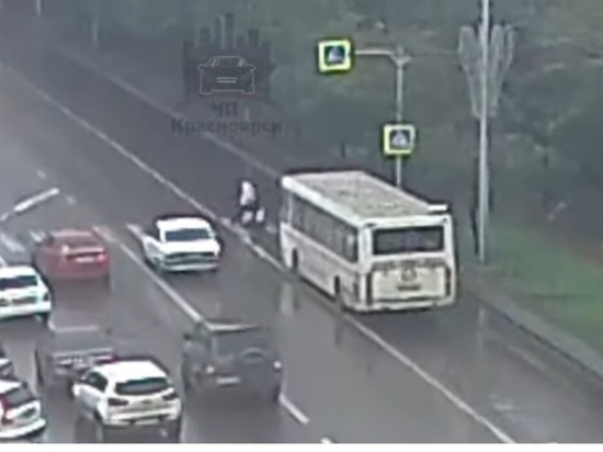 В центре Красноярска на пешеходном переходе автобус сбил двух женщин