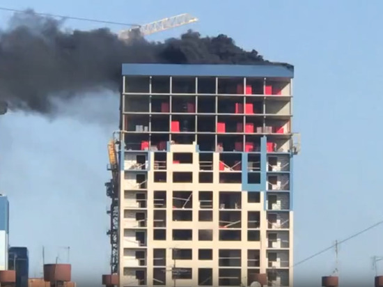 На крыше строящегося 22-этажного дома в Краснодаре загорелся битум