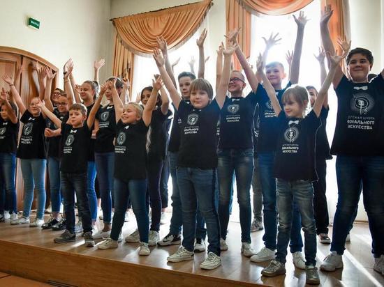 Воспитанники Детской школы вокального искусства, созданной по инициативе акционера группы ЧТПЗ Андрея Комарова, открыли новый творческий сезон