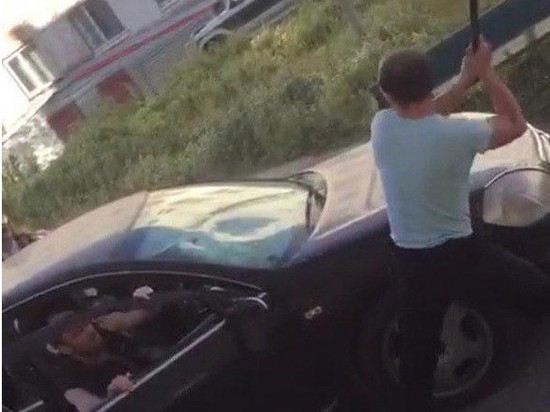 Полиция выясняет за что житель Магадана расколотил чужую машину