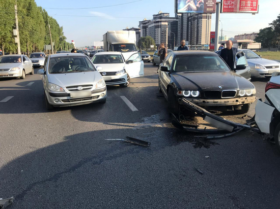 На Московском проспекте в Воронеже столкнулись шесть машин