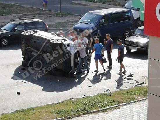 В центре Белгорода перевернулся автомобиль