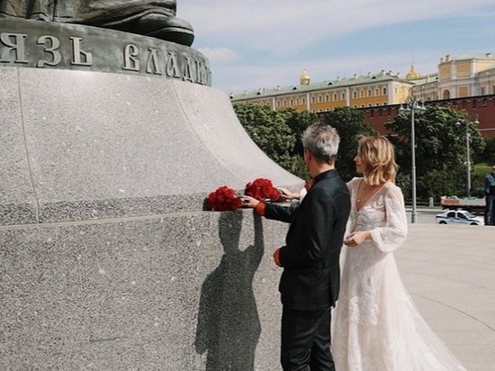 Собчак и Богомолов в день свадьбы возложили цветы к памятнику князю Владимиру